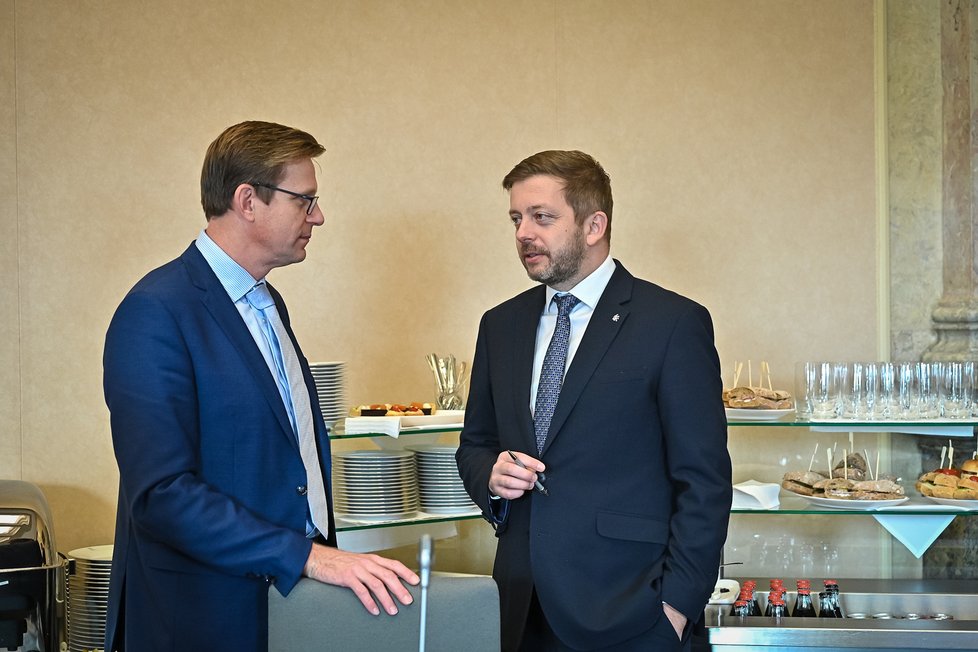 Martin Kupka hovoří s 1. místopředsedou vlády a ministrem vnitra V. Rakušanem, 9. listopadu 2022.