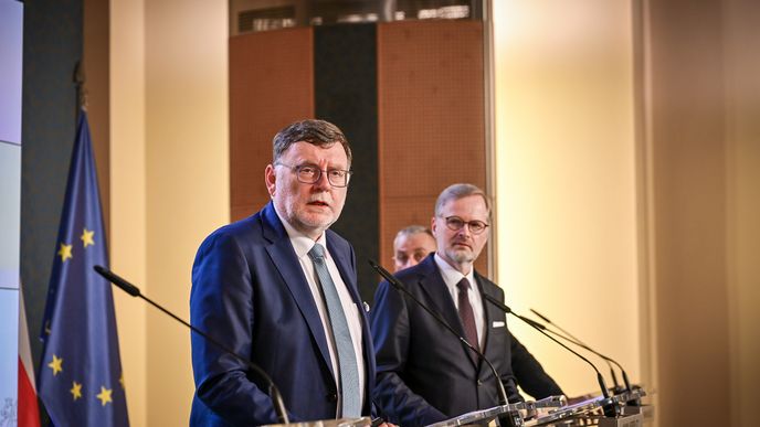 Ministr financí Zbyněk Stanjura a předseda vlády Petr Fiala (oba ODS)