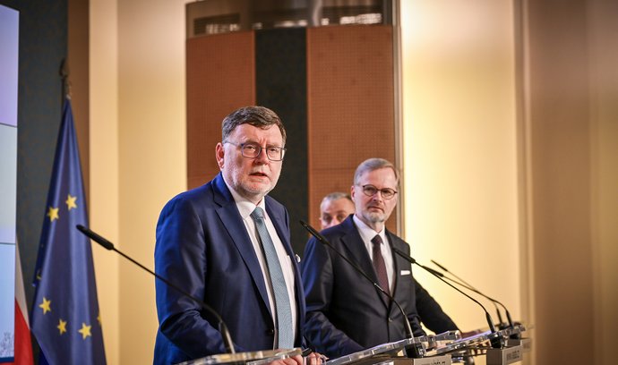 Ministr financí Zbyněk Stanjura a předseda vlády Petr Fiala (oba ODS)