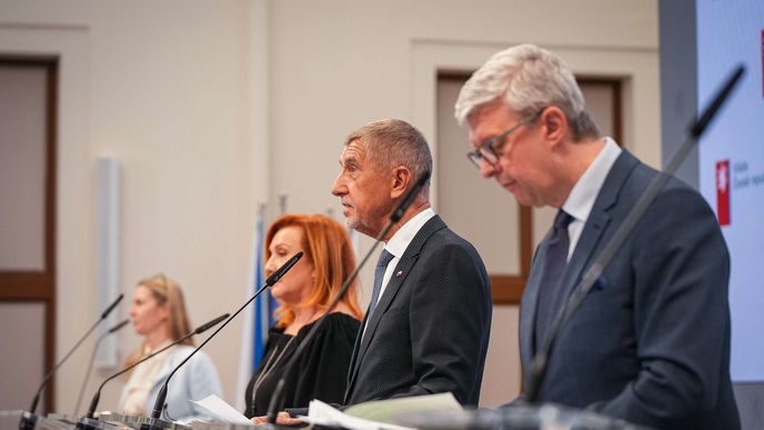 TK po jednání vlády: Ministryně financí Alena Schillerová, premiér Andrej Babiš a ministr průmyslu a obchodu Karel Havlíček (všichni ANO) (13.4.2026) TK po jednání vlády: Ministryně financí Alena Schillerová, premiér Andrej Babiš a ministr průmyslu a obchodu Karel Havlíček (všichni ANO) (13.4.2026)