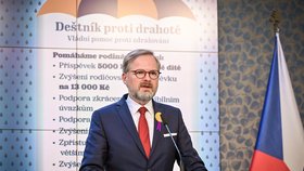 Tiskovka po jednání vlády, na které Petr Fiala představil Deštník proti drahotě (11.5.2022)