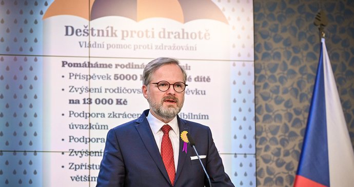 Tiskovka po jednání vlády, na které Petr Fiala představil Deštník proti drahotě (11.5.2022)