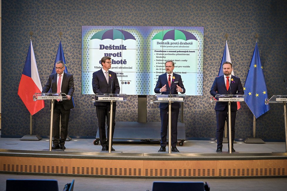 Tiskovka po jednání vlády, na které Petr Fiala představil Deštník proti drahotě (11. 5. 2022)