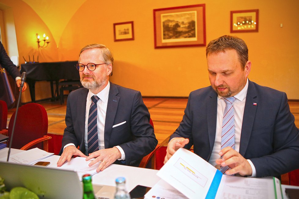 Výjezdní zasedání vlády na zámku Štiřín: Petr Fiala a Marian Jurečka (duben 2022)