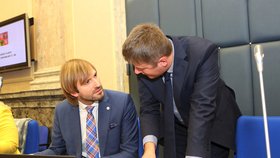 Ministři Adam Vojtěch (za ANO) a Tomáš Petříček (ČSSD) před jednáním vlády