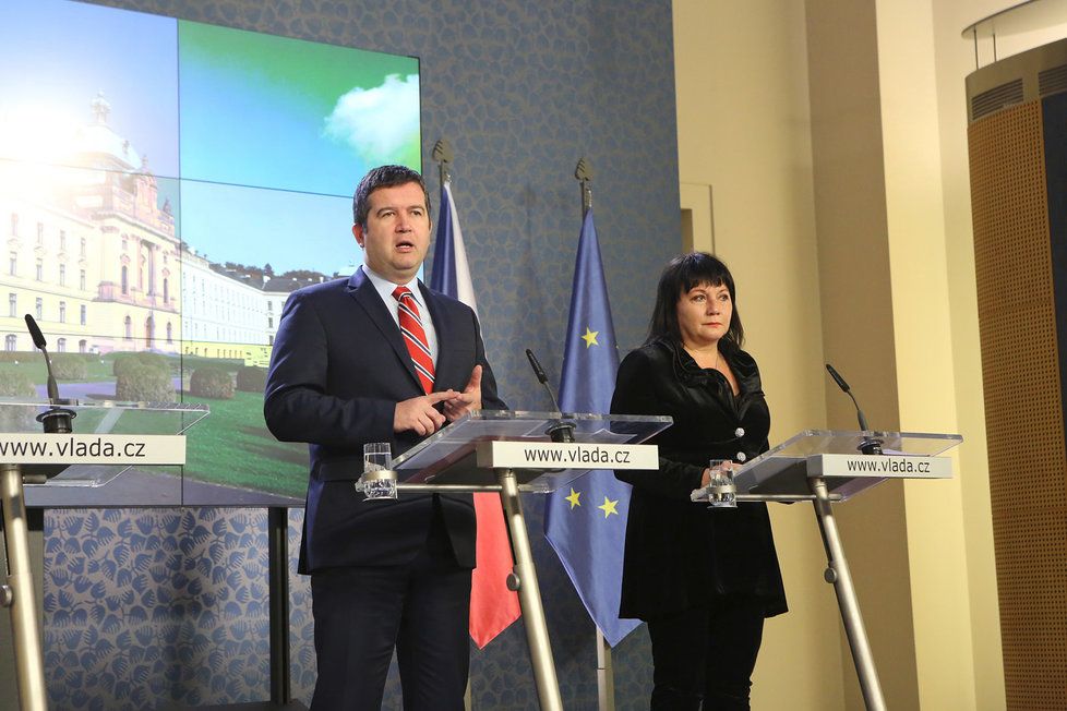Jan Hamáček (ČSSD) a Alena Schillerová (za ANO) po jednání vlády