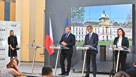 Andrej Babiš s ministry Janem Kněžínkem a Janou Maláčovou po jednání vlády, vlevo mluvčí Jana Adamcová