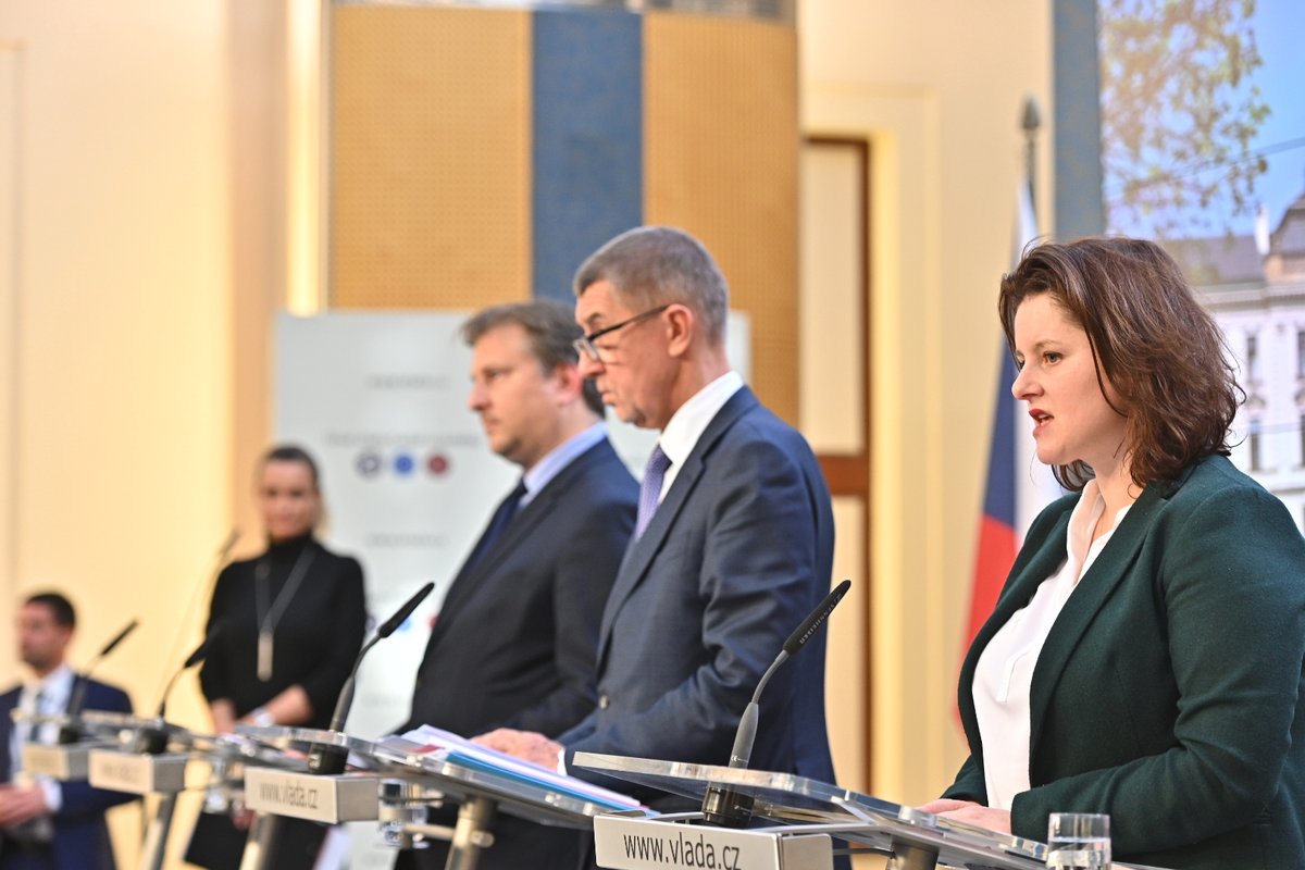 Andrej Babiš s ministry Janem Kněžínkem a Janou Maláčovou po jednání vlády