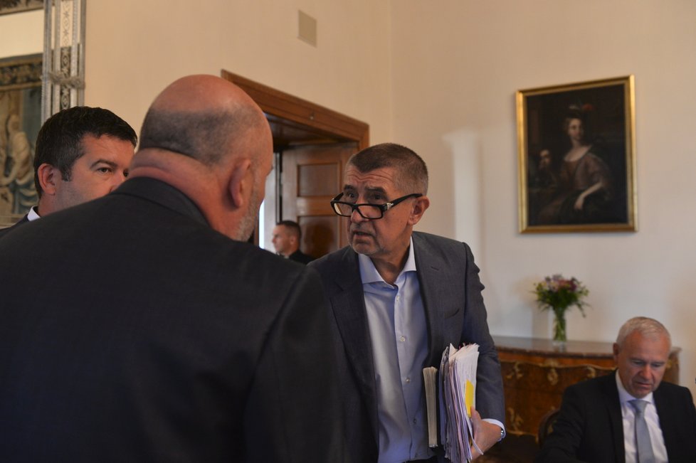 Andrej Babiš (ANO) s Janem Hamáčkem a Miroslavem Tomanem (ČSSD) v době zasedání vlády v Hrzánském paláci