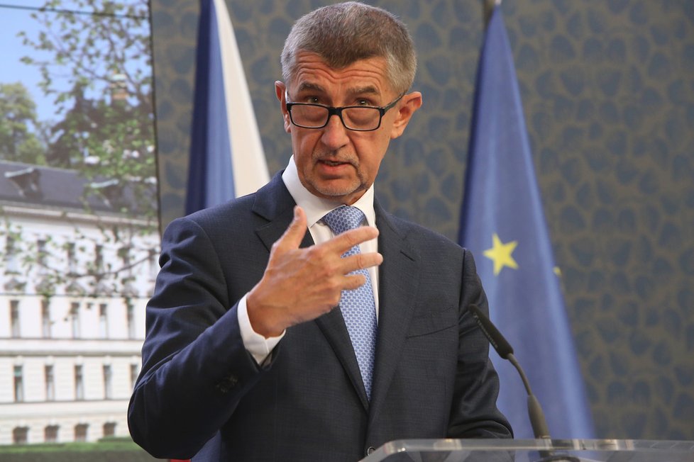 Andrej Babiš (ANO) v záchvatu emocí Miroslavu Kalouskovi (TOP 09) tykal, tvrdil, že rozkradl ministerstvo obrany.