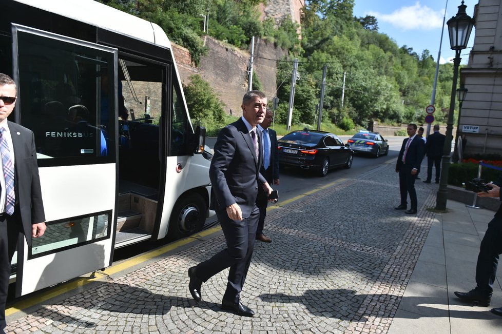 Andrej Babiš při příjezdu na Úřad vlády