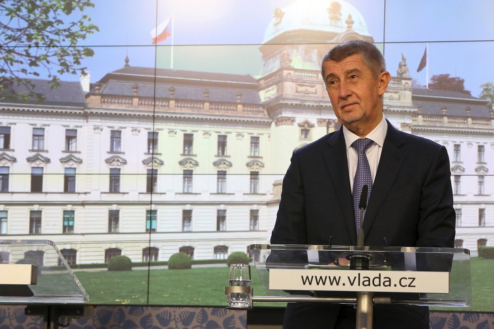 Andrej Babiš (ANO) v záchvatu emocí Miroslavu Kalouskovi (TOP 09) tykal, tvrdil, že rozkradl ministerstvo obrany.