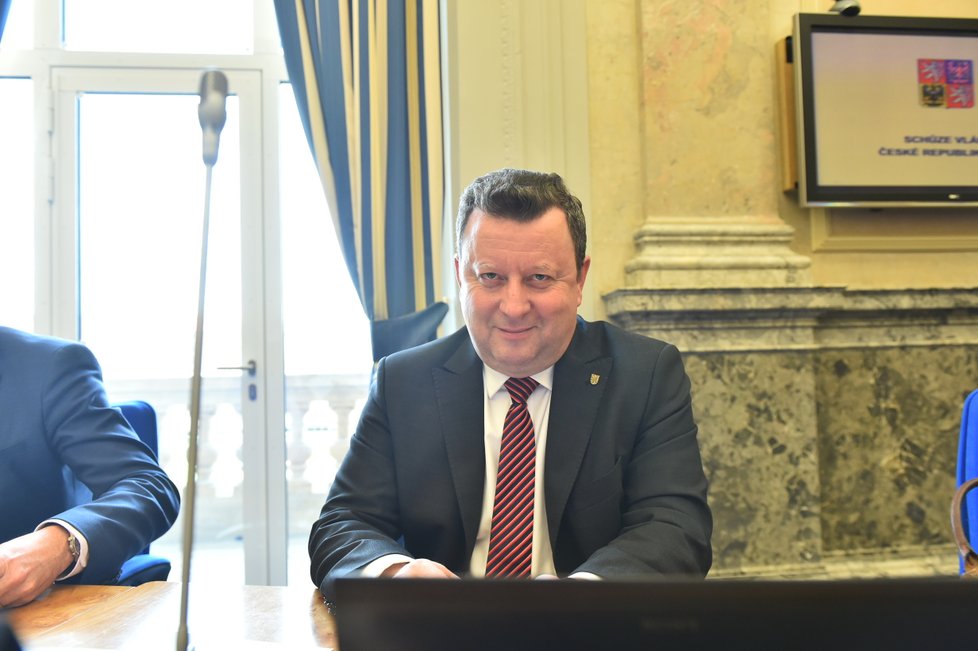 Ministr kultury Antonín Staněk (ČSSD) na jednání vlády