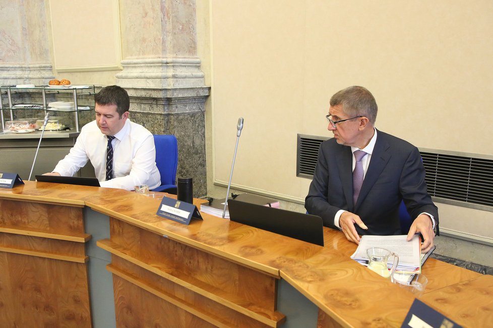 Jan Hamáček (ČSSD) a Andrej Babiš (ANO) před jednáním vlády