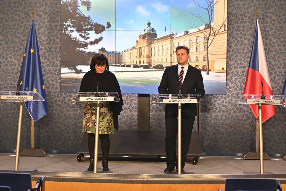 Alena Schillerová a Jan Kněžínek (za ANO) po jednání vlády