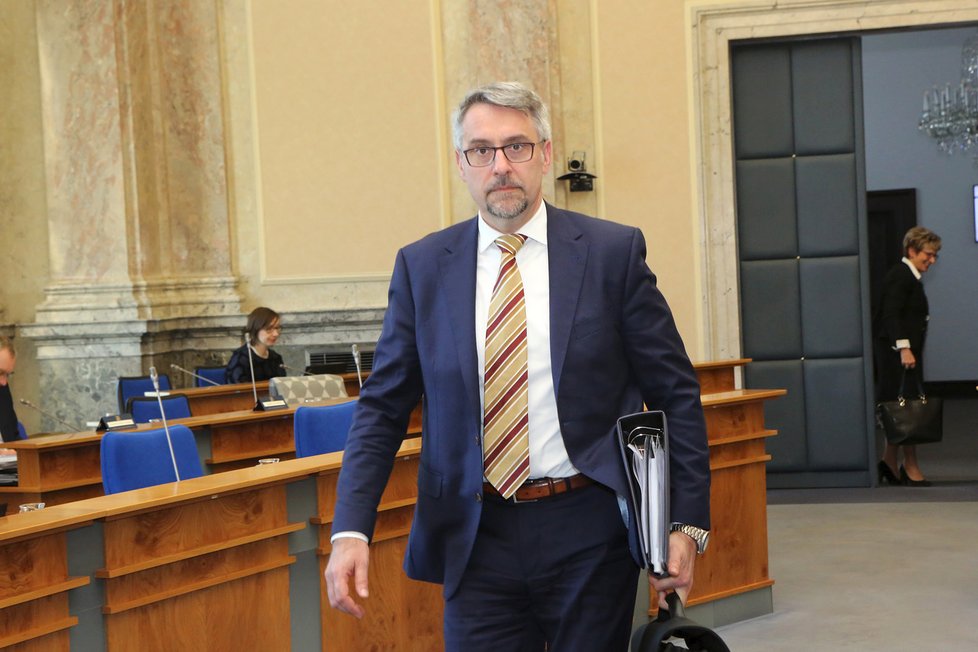 Ministr obrany Lubomír Metnar před jednáním vlády