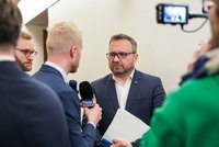 Rozhodnuto: Vláda sníží důchody části bývalých bafuňářů KSČ! Probrala i spoření firem u náročných profesí