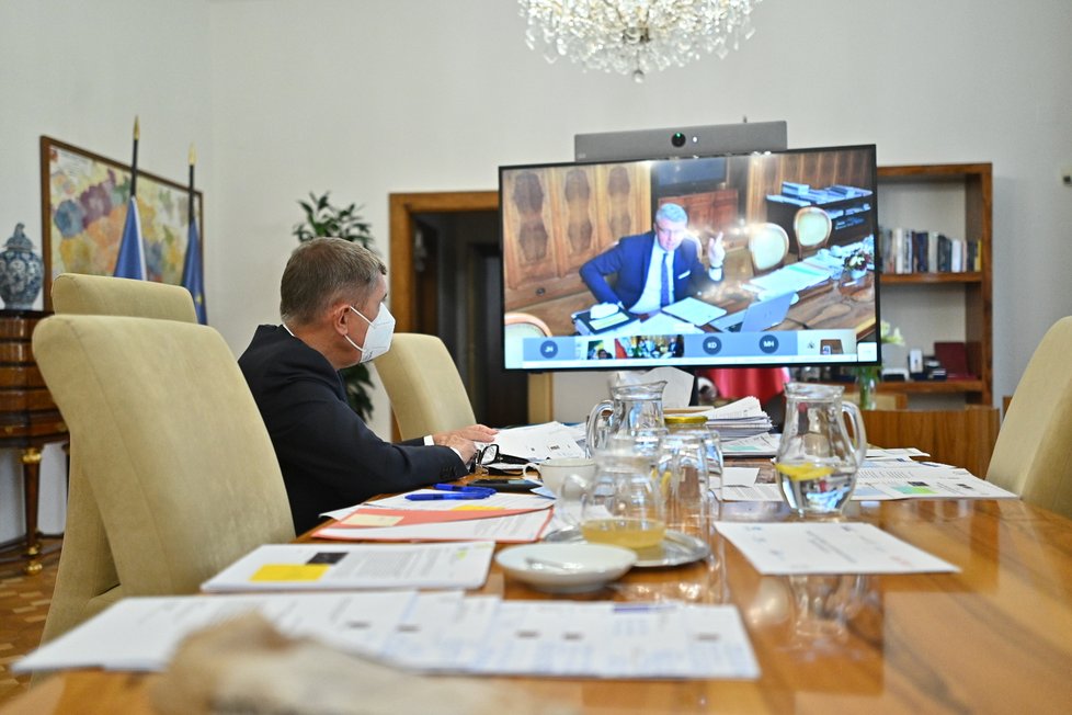 Vláda zpřísnila koronavirová opatření: Premiér Babiš a vicepremiér Havlíček během videokonference (12. 10. 2020)