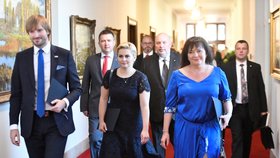 Hned z pražského hradu jeli ministři po svém jmenování do Strakovy akademie na první zasedání vlády (27. 6. 2020)