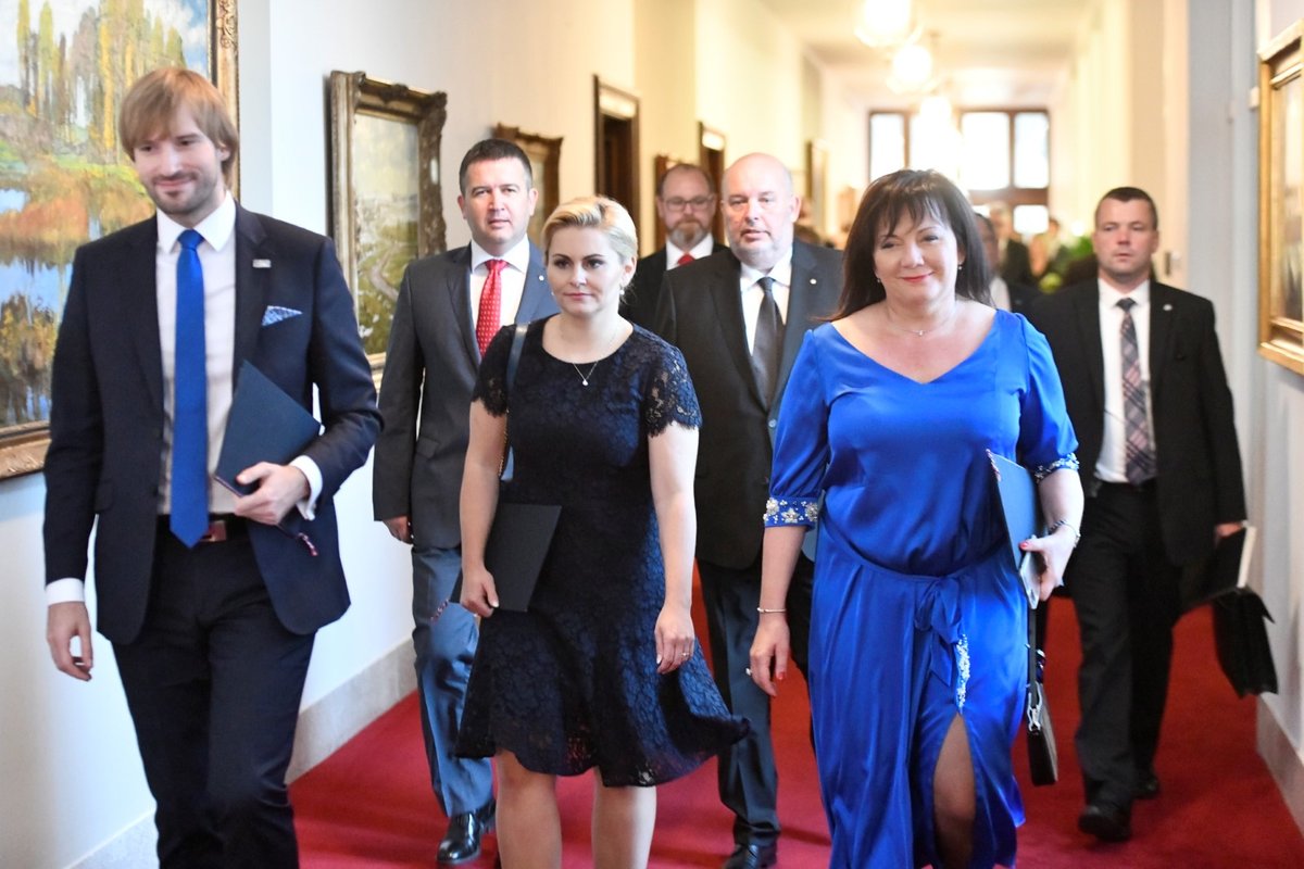 Hned z pražského hradu jeli ministři po svém jmenování do Strakovy akademie na první zasedání vlády (27. 6. 2020)