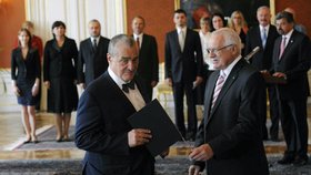 Z rukou Václava Klause přebírá jmenovací dekret Karel Schwarzenberg, který bude zastávat post ministra zahraničí.