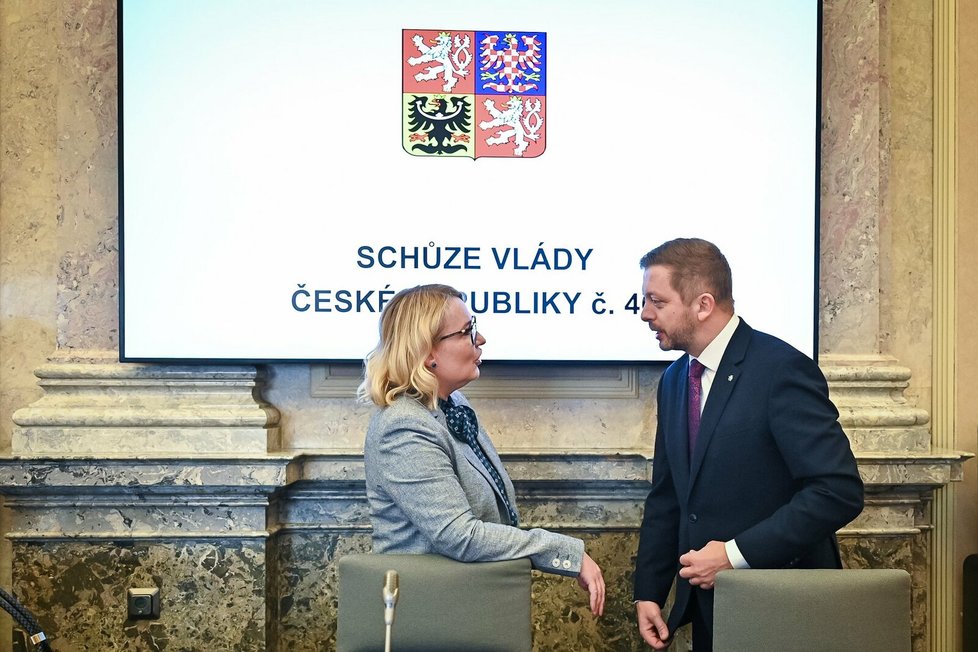 Jednání vlády: Ministr vnitra Vít Rakušan (STAN) a ministryně obrany Jana Černochová (ODS)