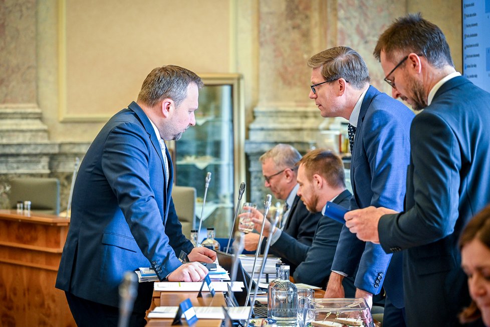 Jednání vlády: Na snímku ministr práce a sociálních věcí Marian Jurečka (KDU-ČSL), ministr dopravy Martin Kupka (ODS) a ministr zemědělství Zdeněk Nekula (KDU-ČSL) (5.4.2023)