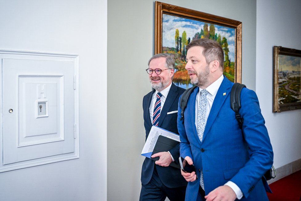 Jednání vlády: Premiér Petr Fiala (ODS) a ministr vnitra Vít Rakušan (STAN; 5. 4. 2023)