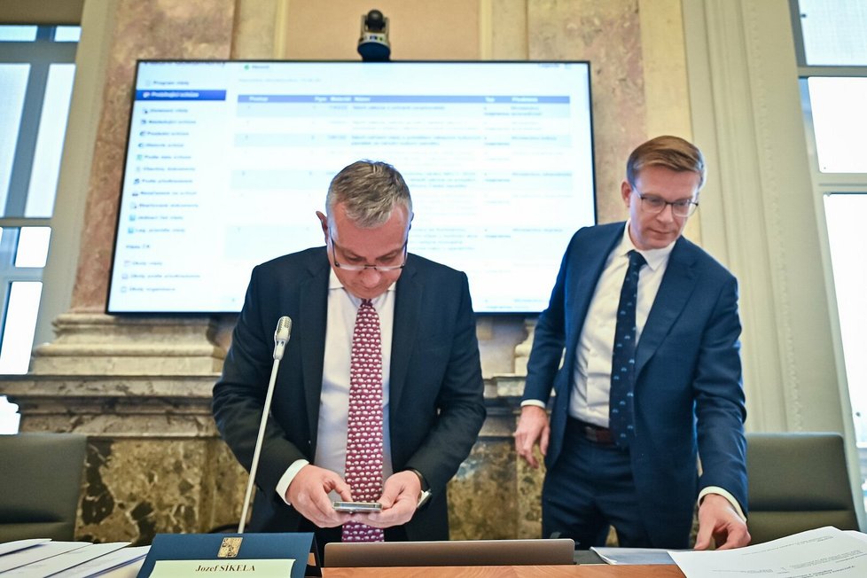 Jednání vlády: Ministr průmyslu a obchodu Jozef Síkela (za STAN) a ministr dopravy Martin Kupka (ODS) (23.11.2022)
