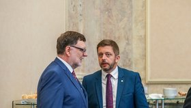 Jednání vlády: Ministr financí Zbyněk Stanjura (ODS) a ministr vnitra Vít Rakušan (STAN) (27.7.2022)