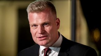 Turek přivede za prezidentem všechny chlapy z hospody, kterým půjčil telefon, aby tam jeho jménem něco napsali Turek přivede za prezidentem všechny chlapy z hospody, kterým půjčil telefon, aby tam jeho jménem něco napsali