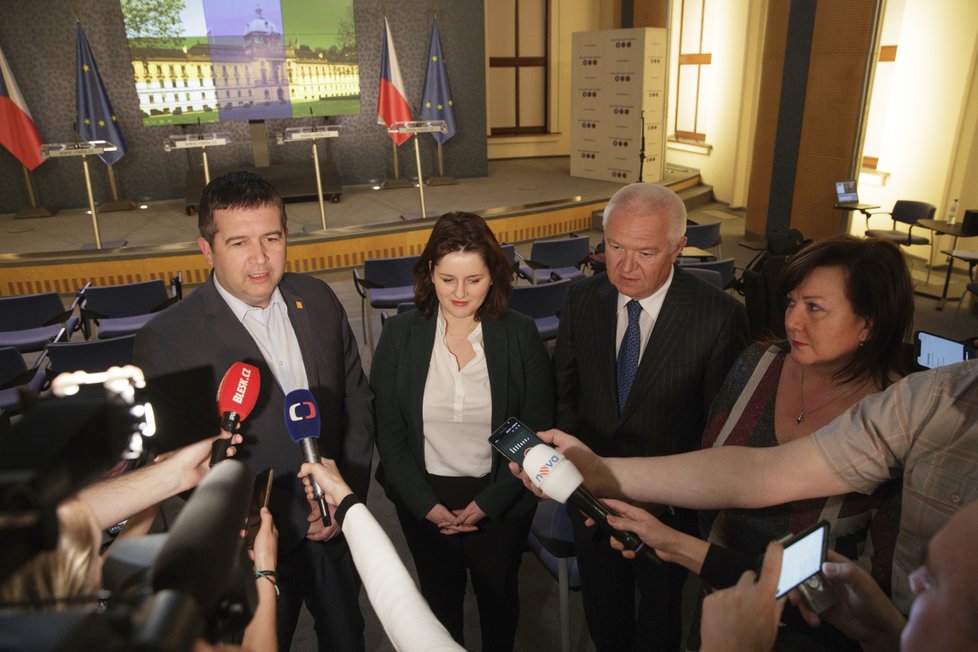 Jan Hamáček, Jana Maláčová, Jaroslav Faltýnek a Alena Schillerová po koaliční radě (1. 4. 2019)