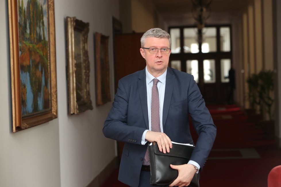 Vicepremiér, ministra dopravy a průmyslu a obchodu Karel Havlíček (za ANO) přichází na jednání s hejtmany a zástupci samospráv kvůli šíření nákazy koronaviru - COVID-19. (6. 3. 2019)