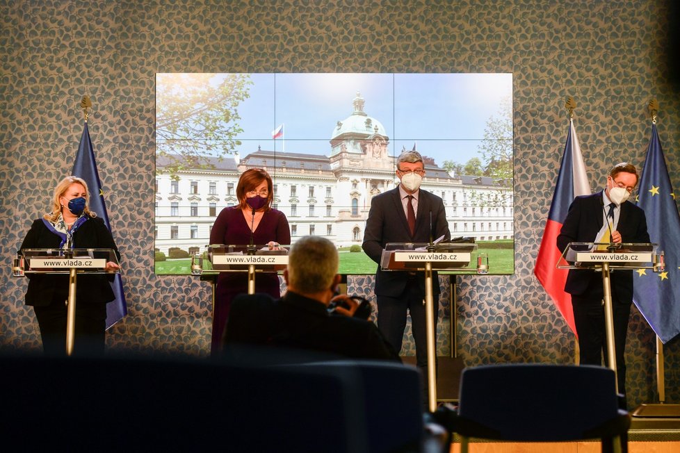 Tisková konference po jednání vlády (12. 4. 2021): Zleva Klára Dostálová, Alena Schillerová, Karel Havlíček a Petr Arenberger (všichni za ANO)