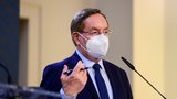 Vláda pustí do škol středoškoláky na konzultace. A až šest dvojic na hřišti bez roušek