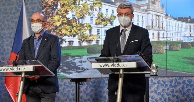 Vláda povolí půlnoční i nákupy na Štědrý den, party na Silvestra ne. A utne chaos s obchody