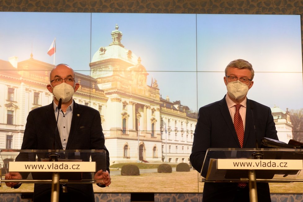 Tisková konference po jednání vlády: Jan Blatný a Karel Havlíček (oba za ANO)