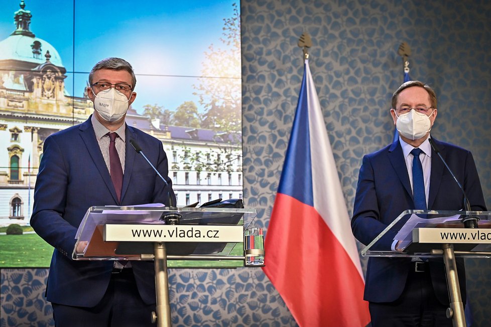 Karel Havlíček a Petr Arenberger na vládní tiskovce (12. 4. 2021)