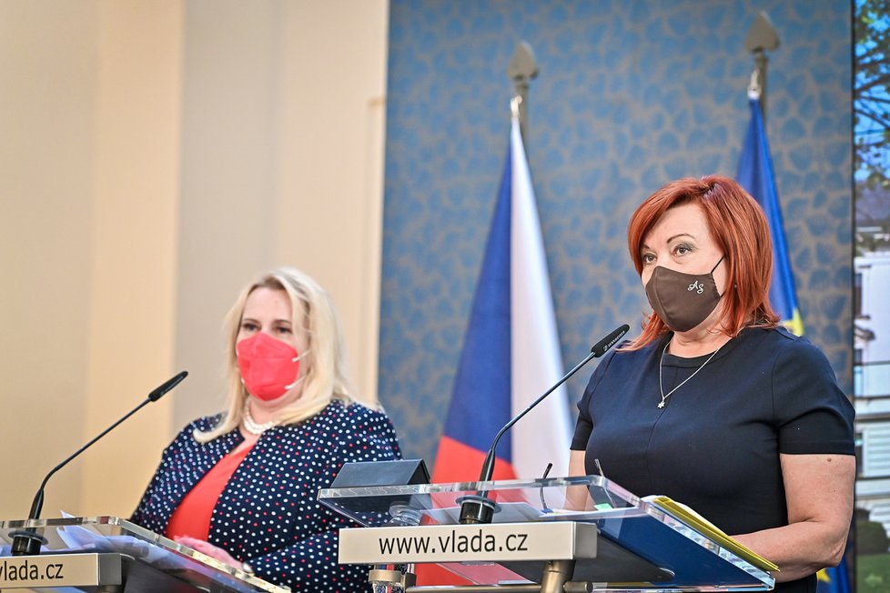 Vládní tiskovka: Klára Dostálová a Alena Schillerová (26. 4. 2021)