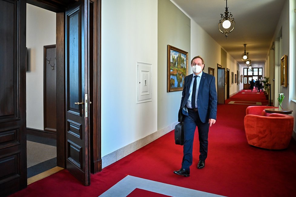 Jednání vlády: Příchod ministra zdravotnicí Petra Arenbergera (26. 4. 2021)