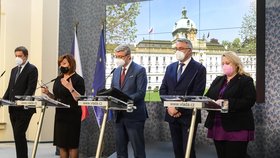 Tiskovka po jednání vlády: Zleva ministři Petříček, Schillerová, Havlíček, Metnar a Dostálová (29. 3. 2021)