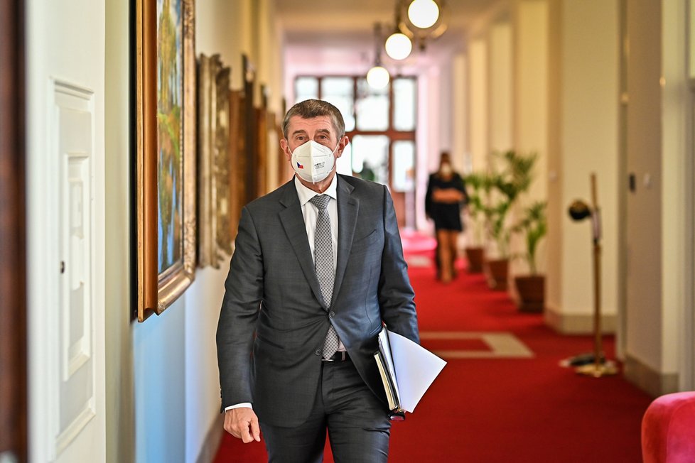 Andrej Babiš při příchodu na jednání vlády (26. 4. 2021)