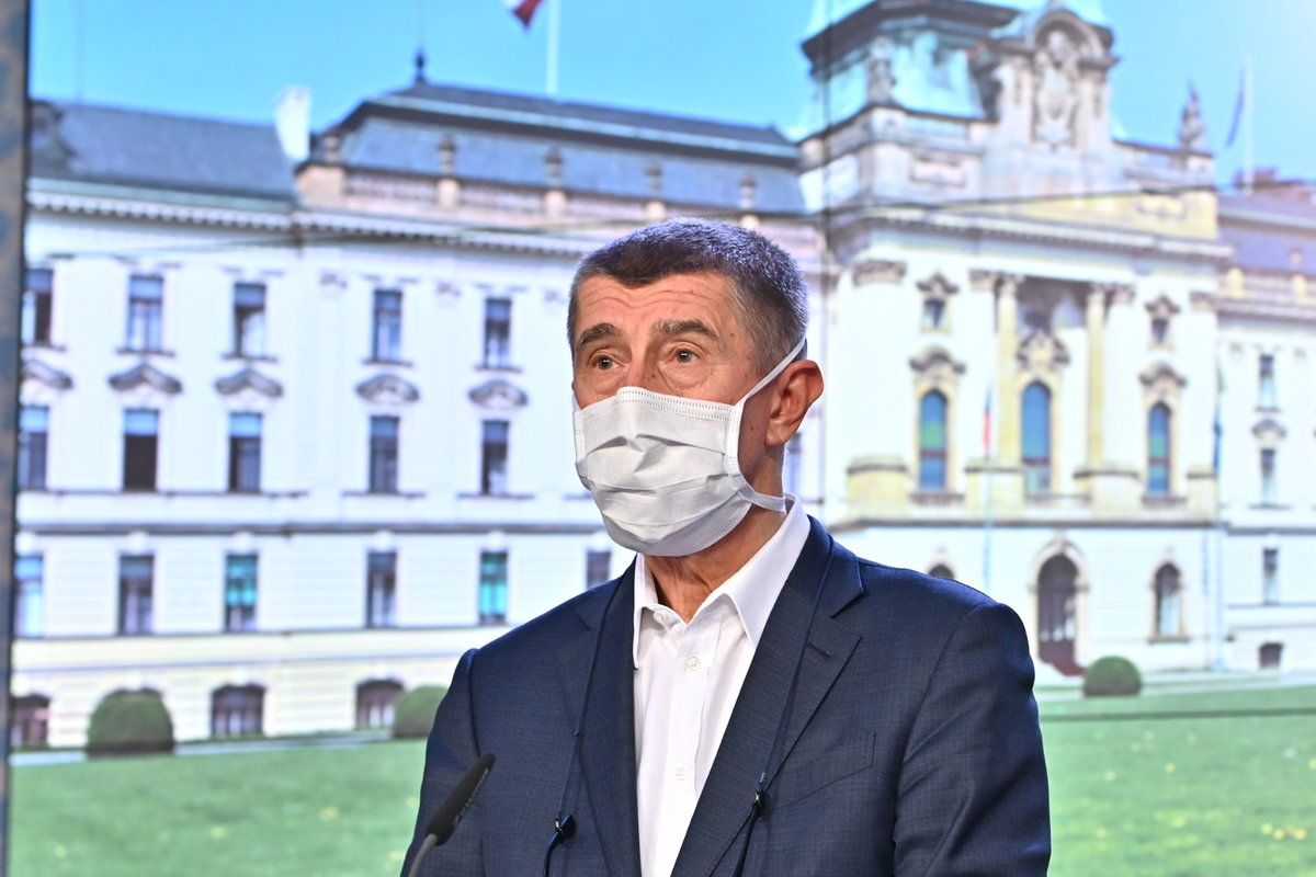 Andrej Babiš v roušce na tiskovce po jednání vlády