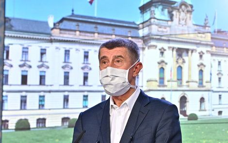 Andrej Babiš v roušce na tiskovce po jednání vlády