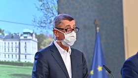 Andrej Babiš v roušce na tiskovce po jednání vlády