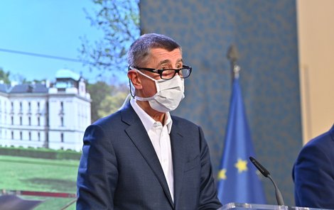 Andrej Babiš v roušce na tiskovce po jednání vlády