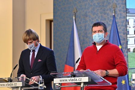 Jan Hamáček a Adam Vojtěch v rouškách na tiskovce po jednání vlády