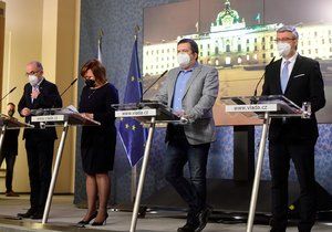 Tisková konference po jednání vlády (22. 2. 2021): Zleva Jan Blatný (za ANO), Alena Schillerová (za ANO), Jan Hamáček (ČSSD) a Karel Havlíček (za ANO)