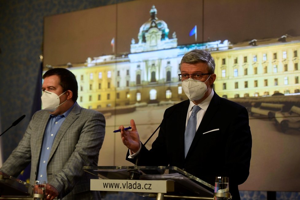 Tisková konference po jednání vlády (22. 2. 2021): Zleva Jan Hamáček (ČSSD) a Karel Havlíček (za ANO)
