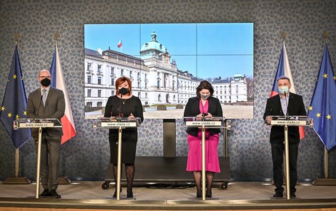 Tisková konference po jednání vlády: Zleva Robert Plaga (za ANO), Alena Schillerová (za ANO), Jana Maláčová a Lubomír Zaorálek (oba ČSSD)